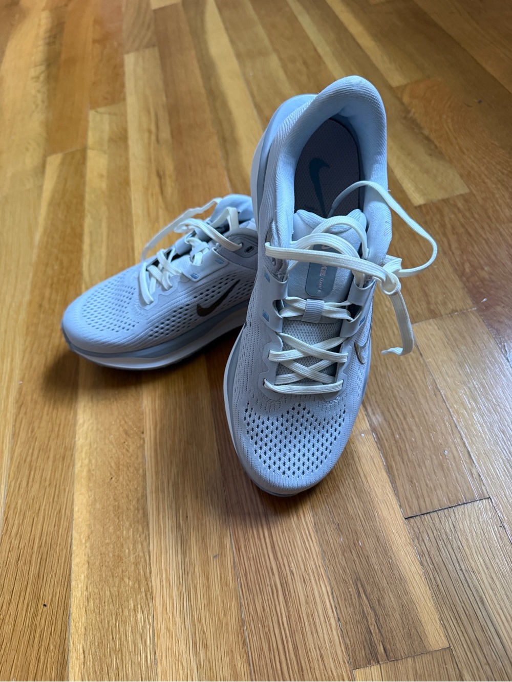 Nike Light Gray and White Women's Athletic Running Shoes - Picture 4 of 6